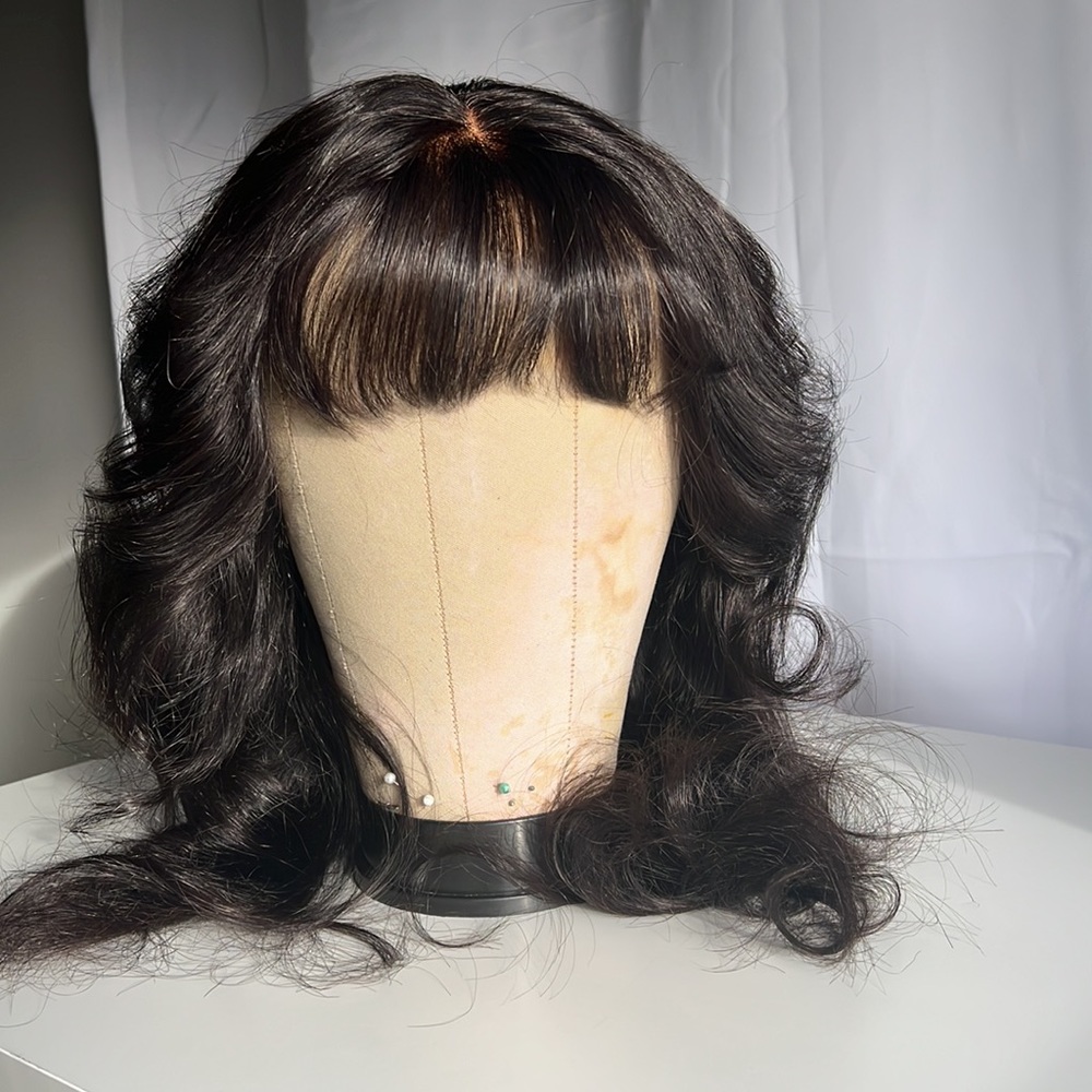 LAYERED WIG WOTH BANGS